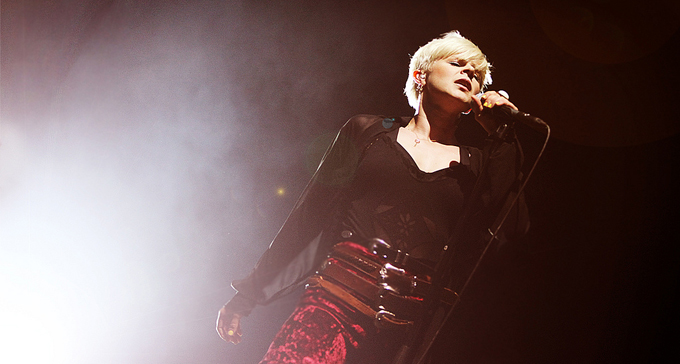 Världsartisten Robyn på scen. Foto: NRK P3/Flickr (CC)