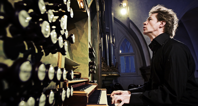 Gunnar Idenstam bakom orgeln. Foto: Nils Petter Nilsson