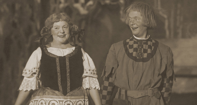 Emma Meissner som Stina och Wilhelm Julinder som Olle.