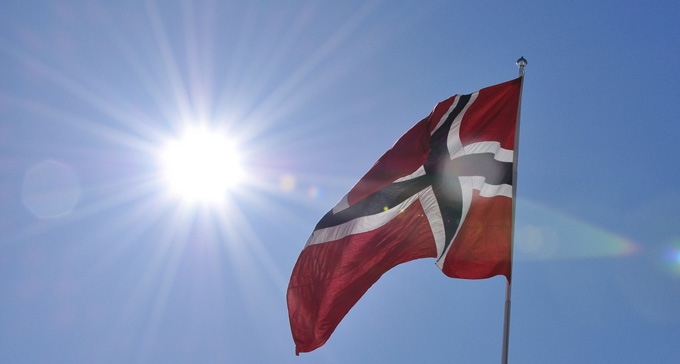 Norsk flagga vajar i luften. Foto: xoiram42/Flickr (CC)