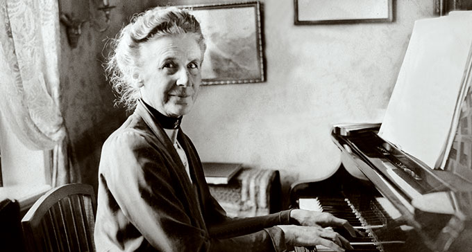 Alice Tegnér vid pianot i sitt hem i Djursholm, 1932. Foto: Karl Sandels/Bonnierarkivet/Scanpix