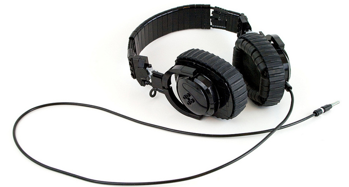 Frilagda svarta hörlurar på vit bakgrund. Foto: Eldeem/Flickr (CC)