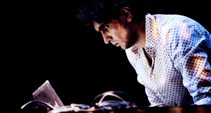 Konstnären Tarek Atoui böjd över mixerbordet. Foto: Experimentaclub/Flickr (CC)