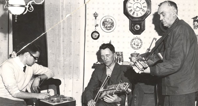 Jan Ling spelar in nyckelharpspelarna Gösta Hellström och Spel-Oskar Larsson på 1960-talet. Foto: Ingvar H. Eriksson