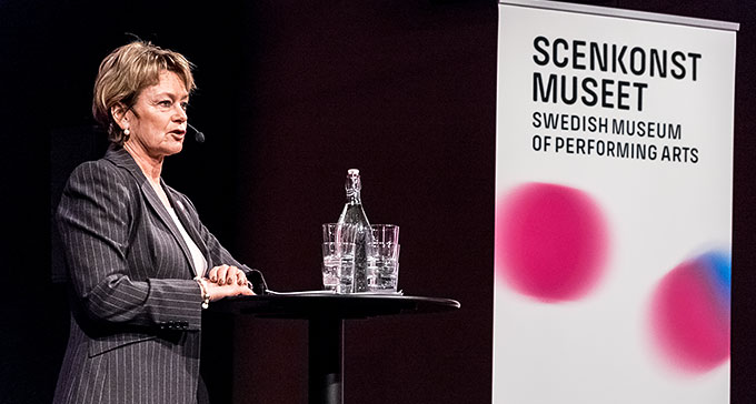Kulturminister Lena Adelsohn Liljeroth talar på Musik- och teatermuseets stängningsfest. Foto: Jonas André