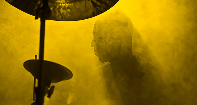 Man spelar trummor. Foto: Gulfu Photography/Getty Images