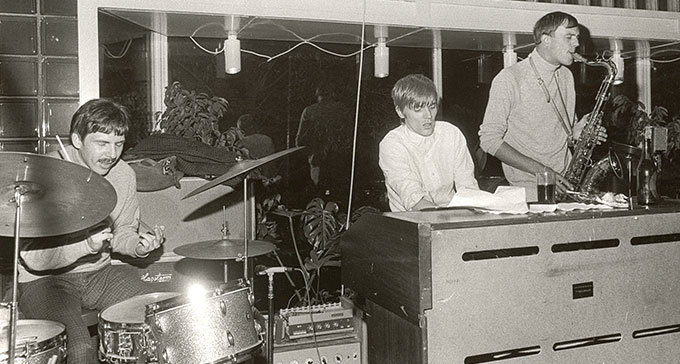 Hansson & Karlsson (Bosse Hansson och Janne Carlsson) förstärkta med Göran Östling på Gyllene Cirkeln, juli 1966. Foto: Christer Landergren